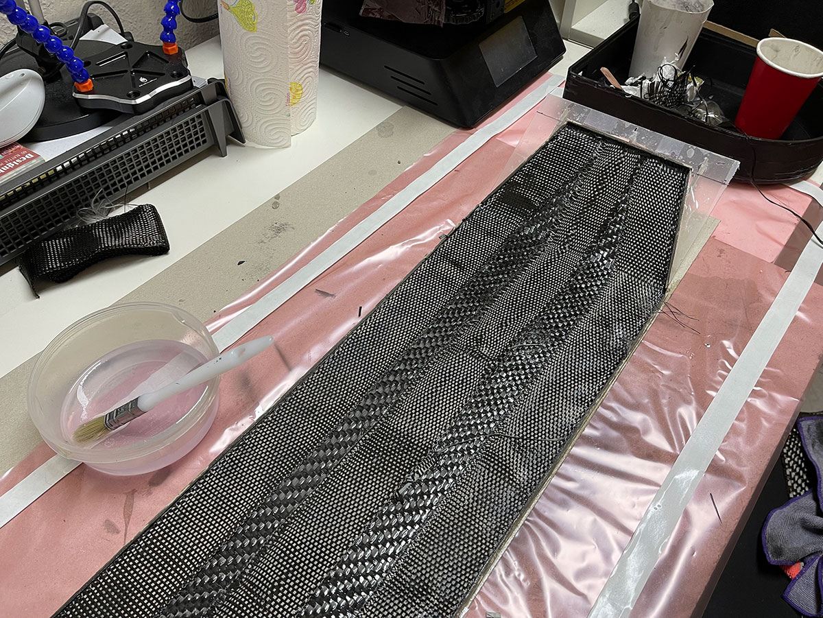 Laminado de fibra de carbono en el taller